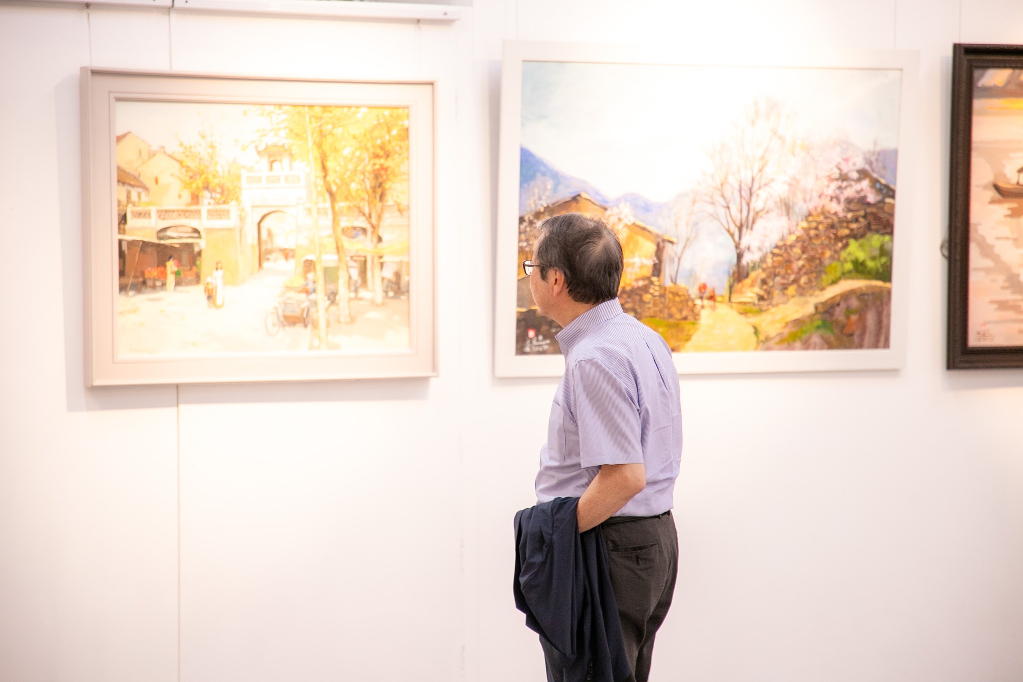 Chủ tịch Tập đoàn Sozokai ghé thăm và chiêm ngưỡng các tác phẩm tại Area 75 – Art & Auction